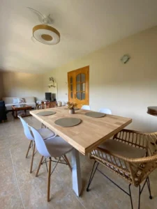 Acogedor salón rústico de Ca la Cabrera, casa rural en Alfara de carles, ideal para descansar en pareja o en familia