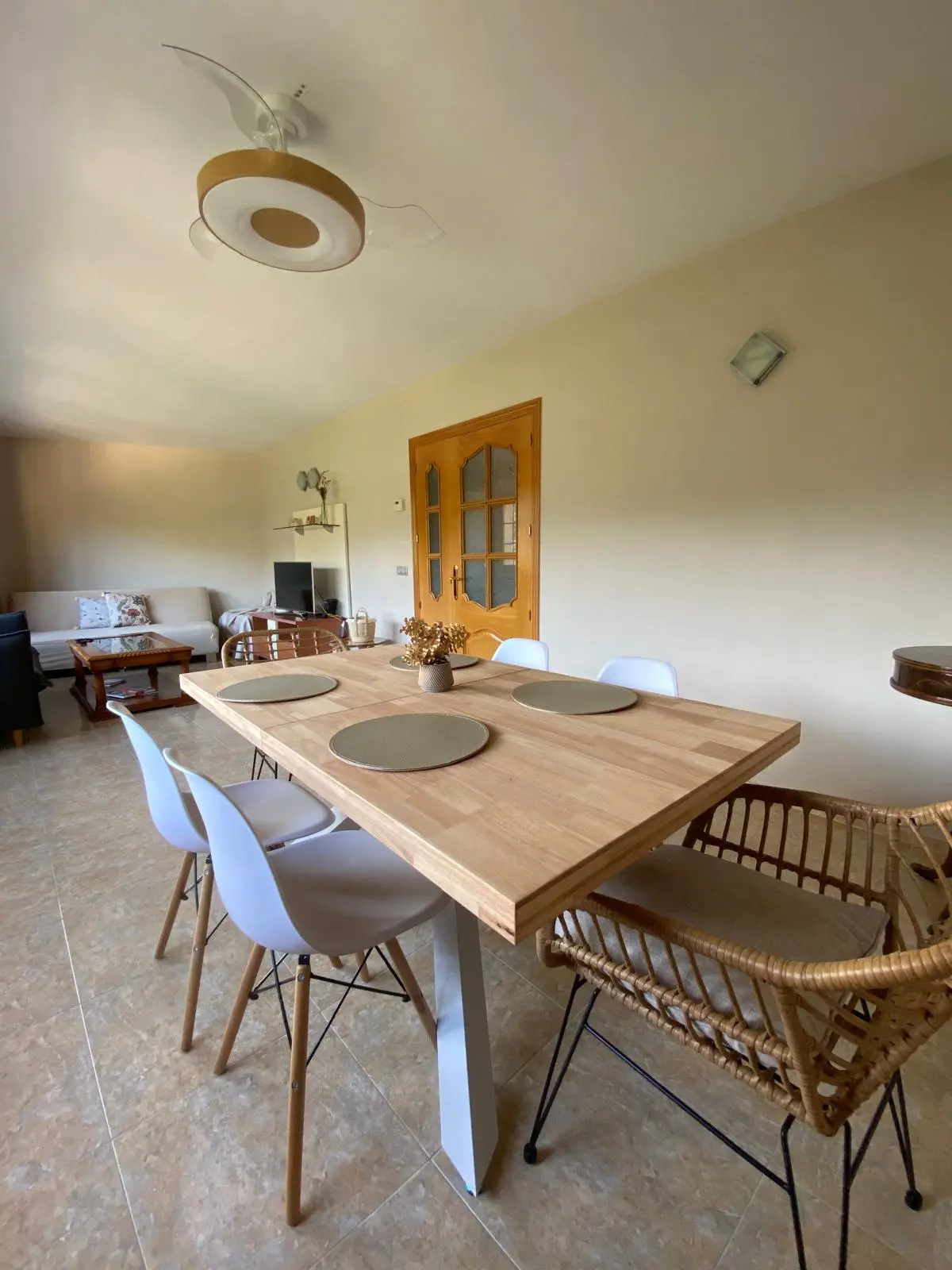 Acogedor salón rústico de Ca la Cabrera, casa rural en Alfara de carles, ideal para descansar en pareja o en familia