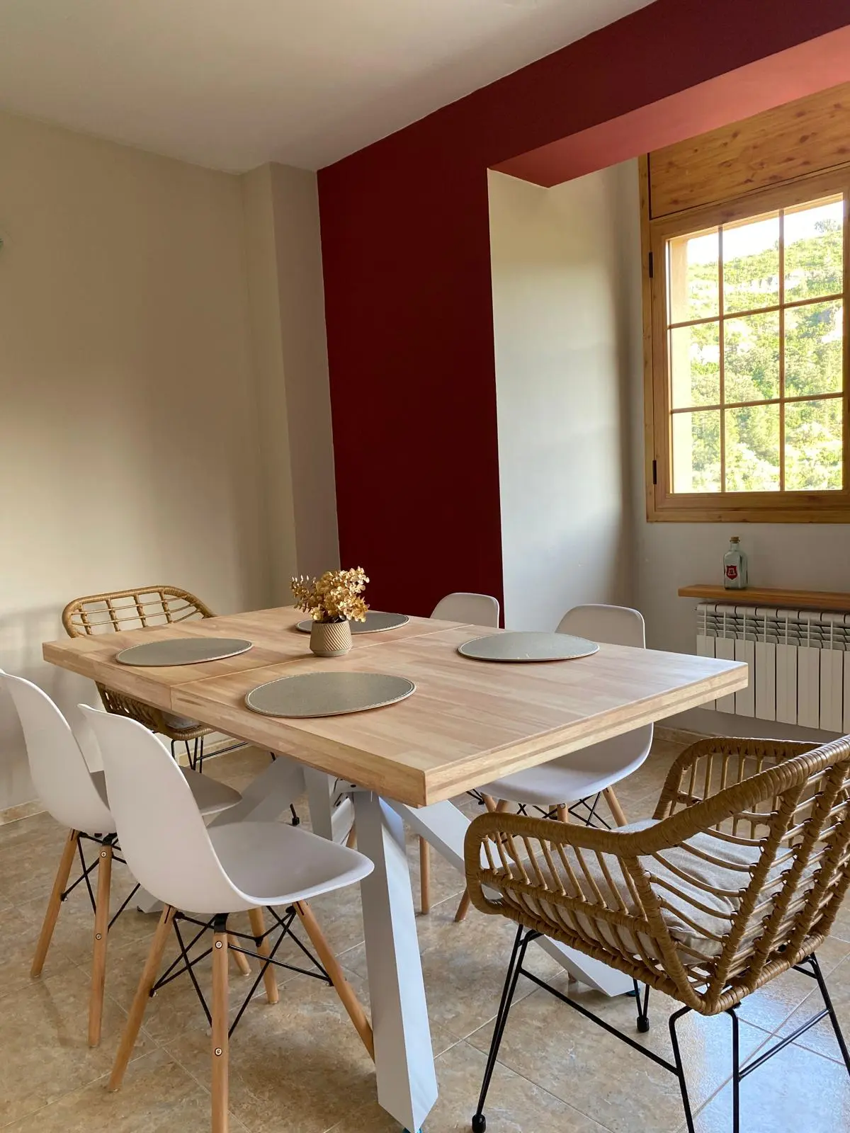 Salón principal de Ca la Cabrera con grandes ventanales y vistas a la naturaleza